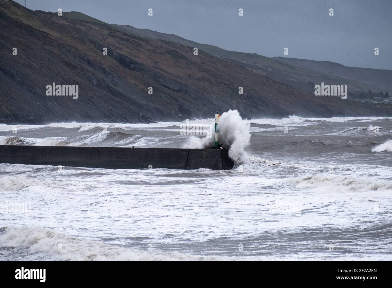 Aberystwyth, Ceredigion, Wales, Großbritannien. 11th März 2021 Wetter in Großbritannien. Ein riesiger Wellengang und starke Winde erzeugen große Wellen, die die Küstenstadt Aberystwyth schlagen. © Rhodri Jones/Alamy Live News Stockfoto