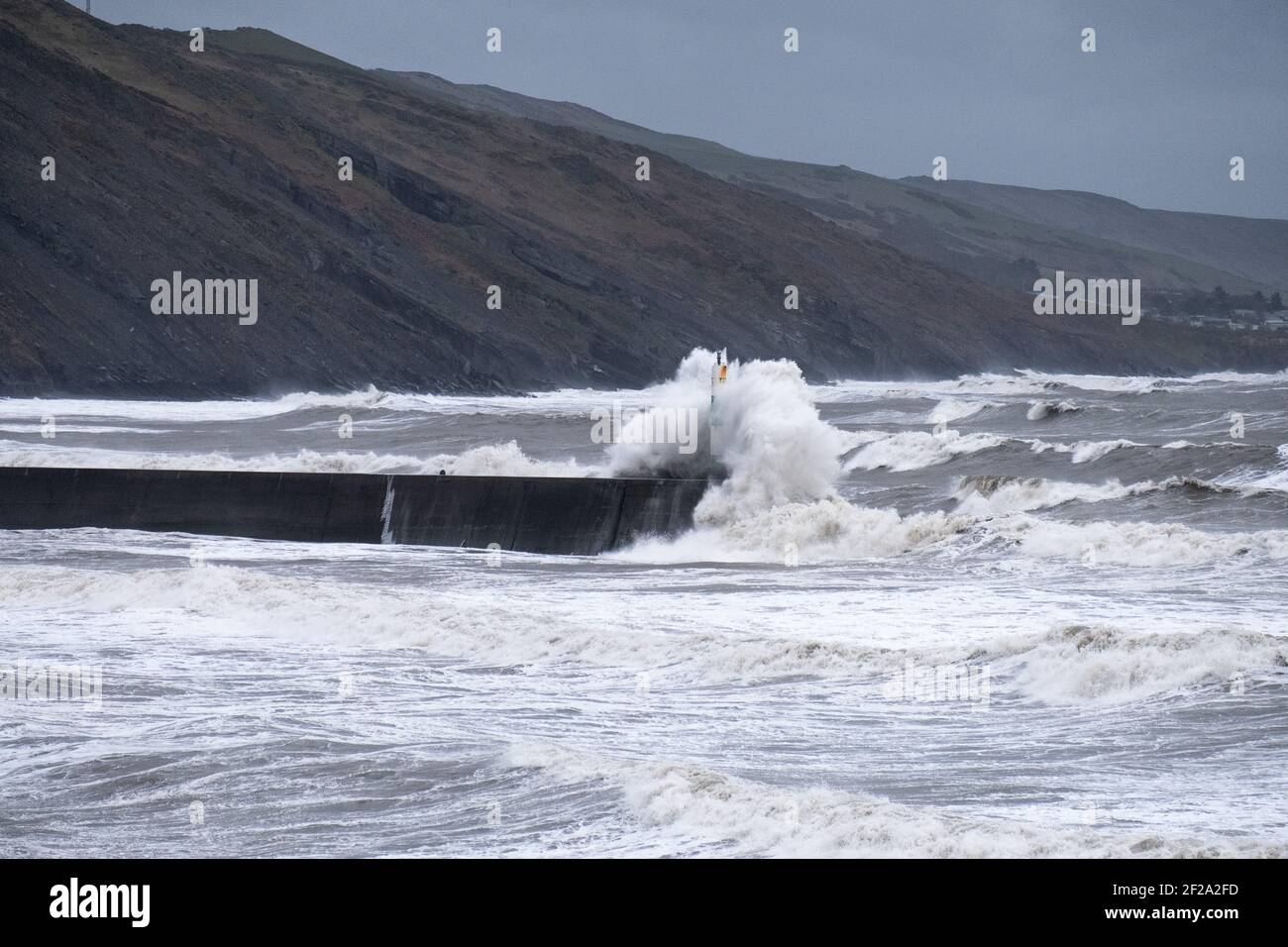 Aberystwyth, Ceredigion, Wales, Großbritannien. 11th März 2021 Wetter in Großbritannien. Ein riesiger Wellengang und starke Winde erzeugen große Wellen, die die Küstenstadt Aberystwyth schlagen. © Rhodri Jones/Alamy Live News Stockfoto