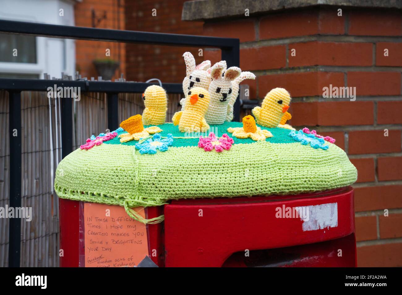 Rot, Briefkasten, Briefkasten, gehäkelt, Royal Mail, Wollmützen, Abdeckungen, handgestrickt, Säulenboxen, Lincoln City, Meerestiere, Osterhasen, Blumen. Stockfoto