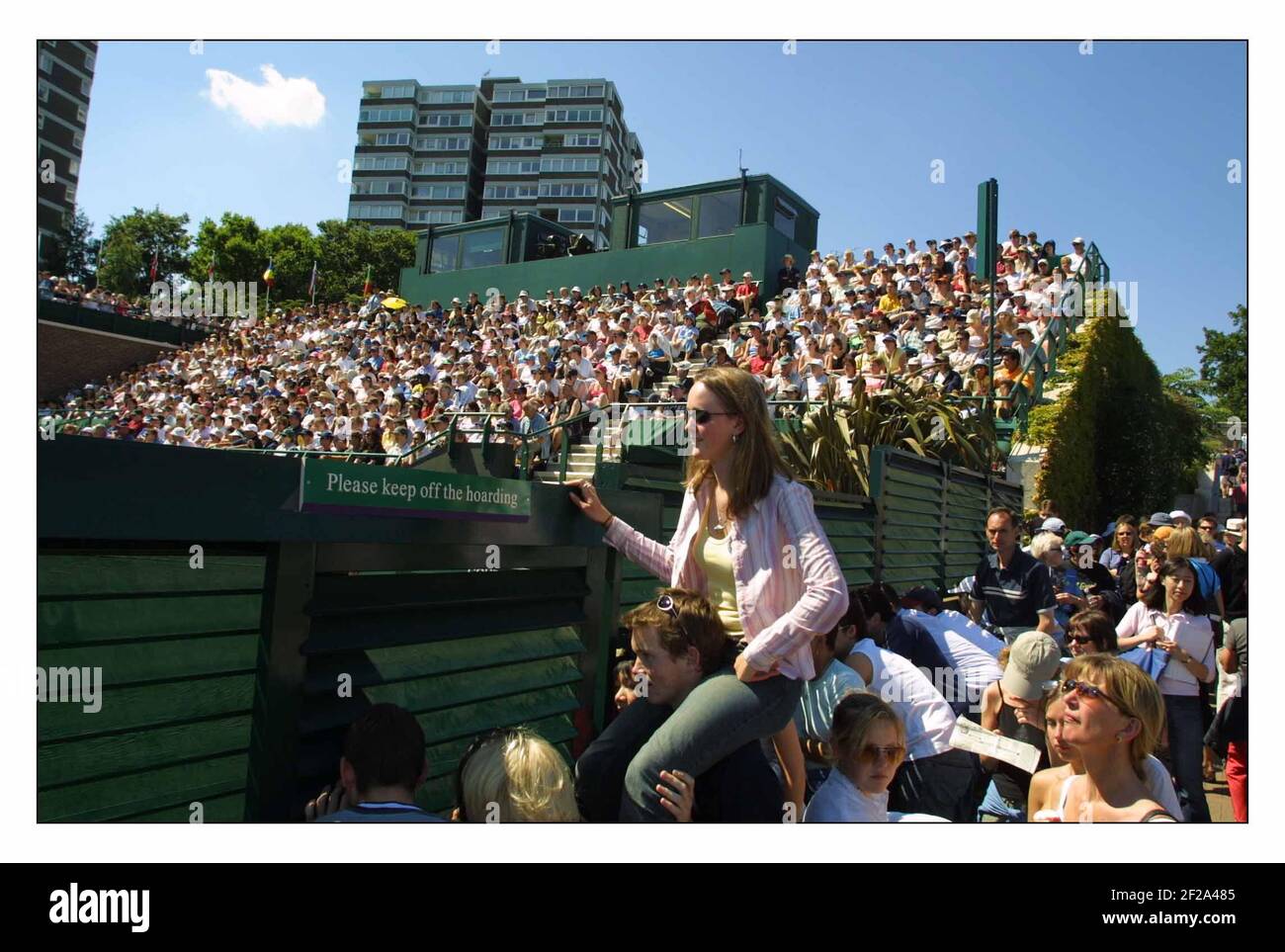 Wimbledon Tag 3 ... die Hitze ist an ... und ein Sitz zu beobachten Ist schwer zu finden.pic David Sandison 26/6/2002 Stockfoto