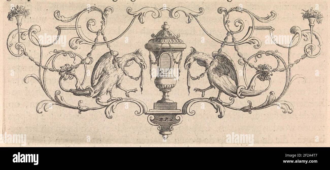 Vase flankiert von Vögeln mit Girlanden in ihren Mündern .. Stockfoto