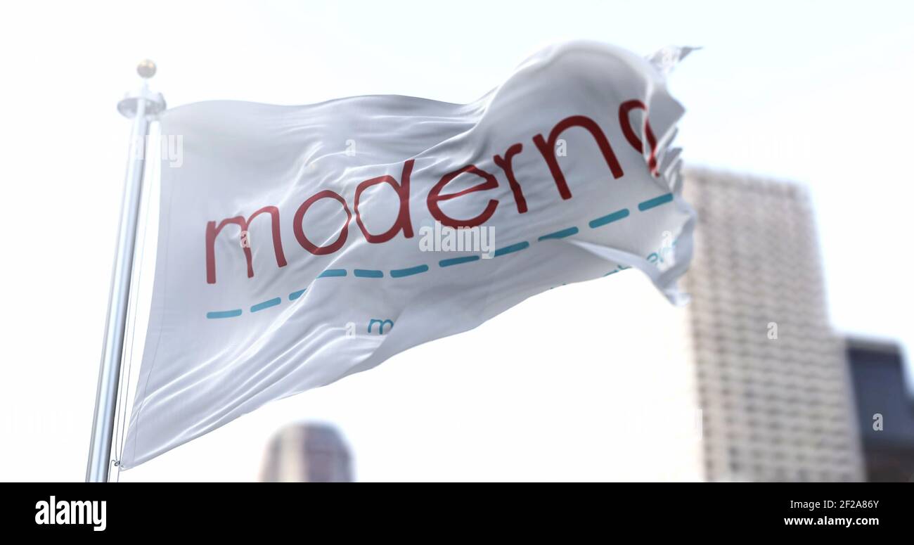 Rom, Italien, 26. Januar 2021: Weiße Flagge mit dem neuen Moderna-Logo im Wind. Moderna ist ein amerikanisches Pharmaunternehmen, das produziert hat Stockfoto