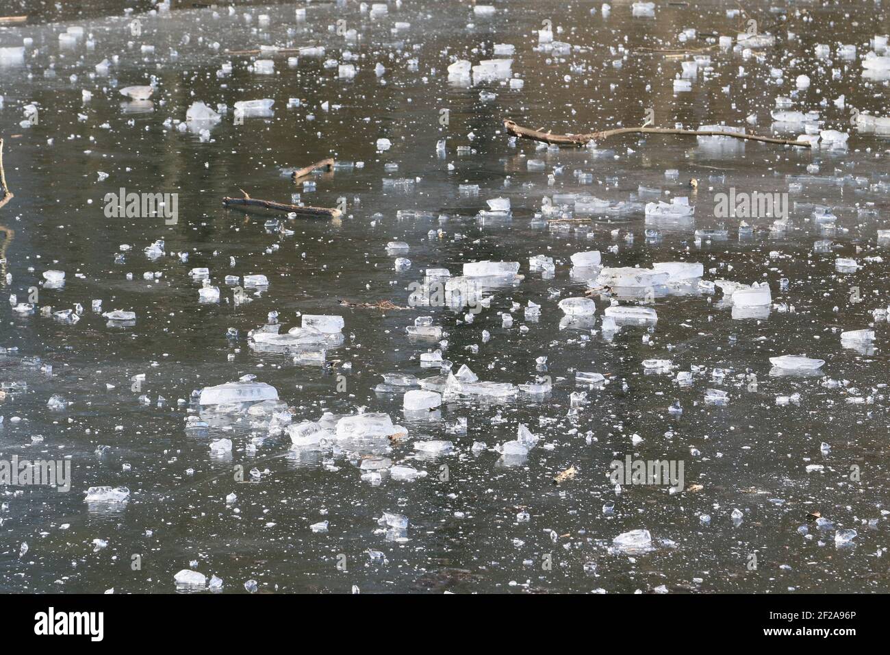 Das gefrorene Wasser des Sees im Winter Stockfoto