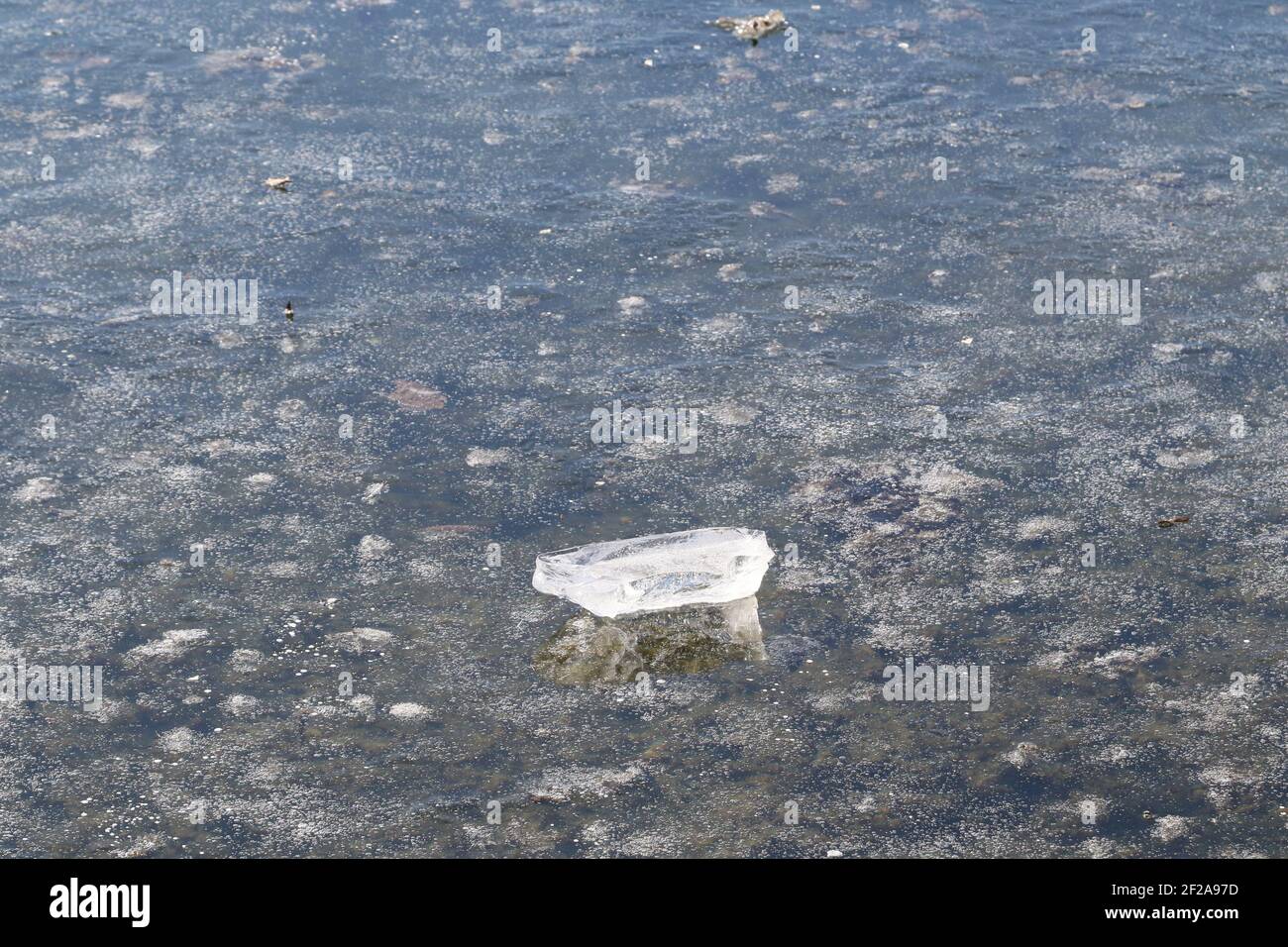 Das gefrorene Wasser des Sees im Winter Stockfoto