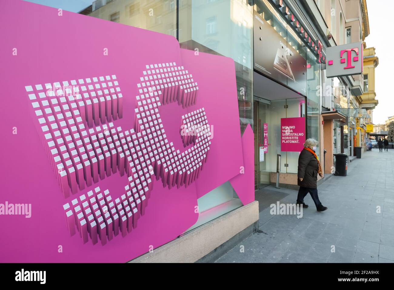 TCOM Werbung für die neue Generation von 5G High-Speed-Internet auf den Straßen von Zagreb. Stockfoto