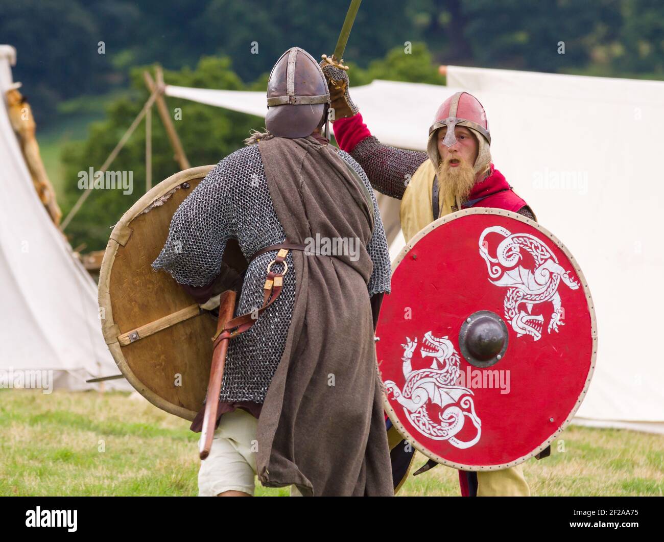 Mitglieder der Cwmwd ial Gesellschaft mit Periode Rüstung und Waffen, die die Schlacht von Crogen 1165 in Chirk North nachspielen Wales Stockfoto