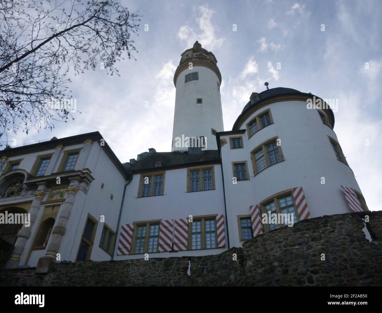 Schloss Hoechst liegt im westlichen Teil von Frankfurt. Es wurde gebaut, um den Main zu kontrollieren. Der Bezirk ist vor allem für seine Chemie bekannt. Stockfoto