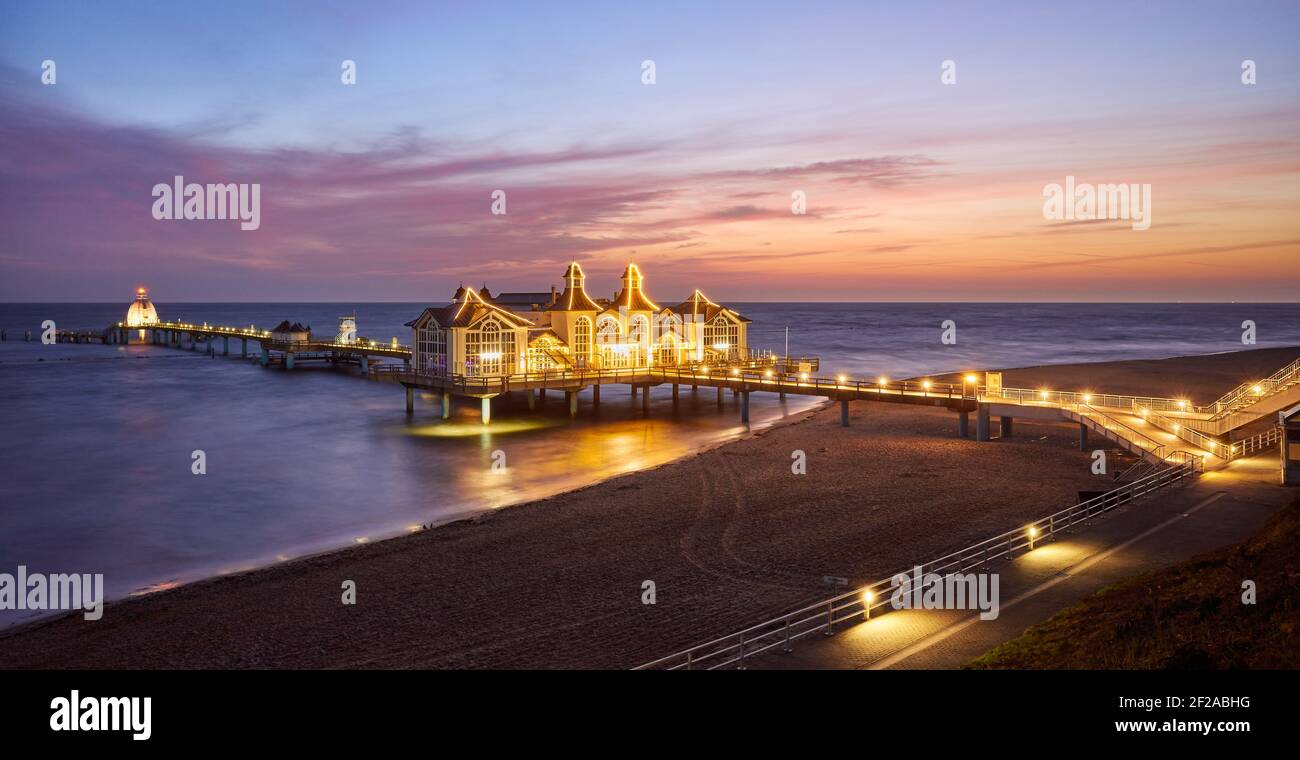 Panoramablick auf Pier in Sellin, Rugia (Rügen) Ostseeinsel bei violettem Sonnenaufgang, Deutschland. Stockfoto