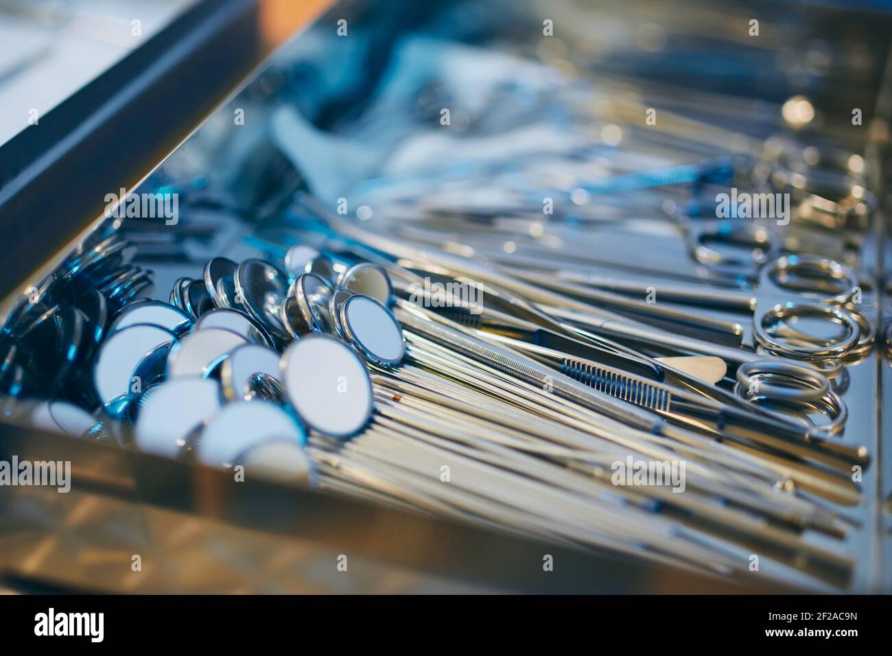Instrumente für den Arzt im Ohr, Nase und Hals. Standzeit der Werkzeuge auf Metallablage Stockfoto