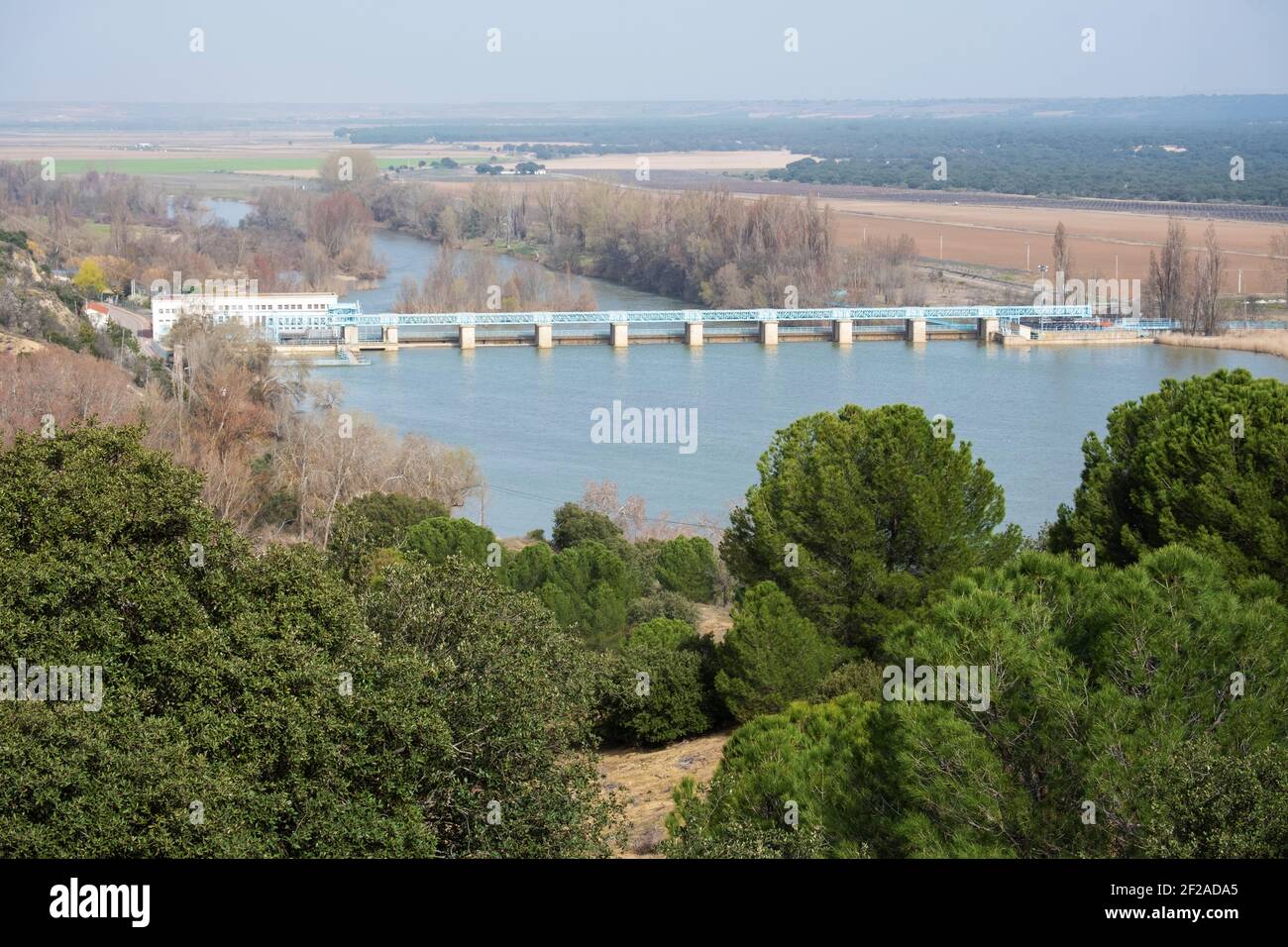 Panoramablick auf den Staudamm von San José am Duero. Naturschutzgebiet Riberas de Castronuño in Valladolid, Spanien Stockfoto