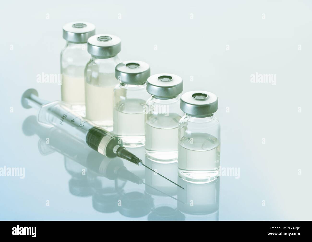 Spritze und Medikamentenflasche für Injektion, Influenza-Impfstoff-Konzept Stockfoto