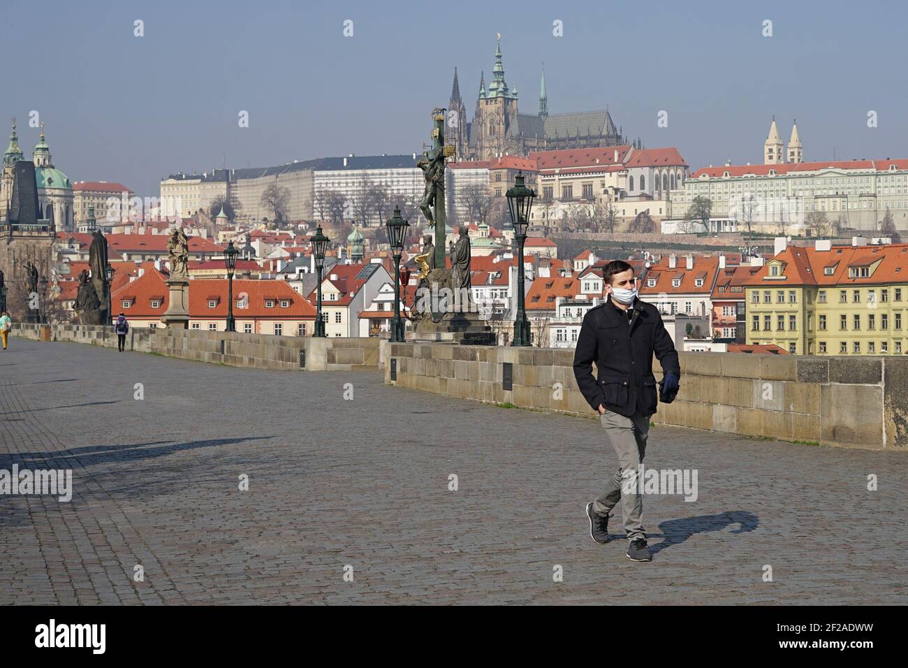Prag, Tschechische Republik - März 20 2020: Coronavirus covid-19 Bild der leeren Karlsbrücke mit Mann in Schutzmaske Stockfoto