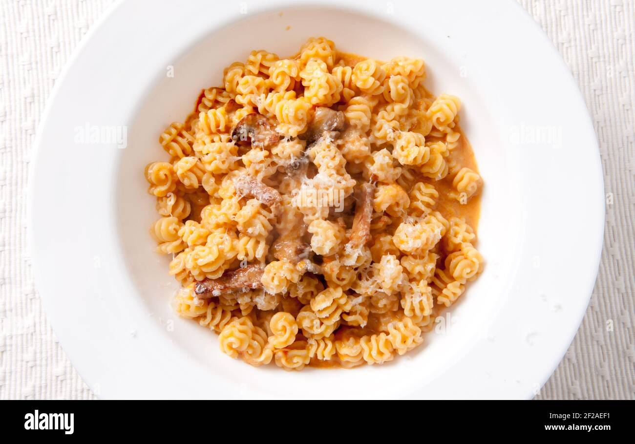 irischer Speck in Würfel mit Radiatore Pasta und Tomate aus Erbstück Soße Stock Foto Stockfoto