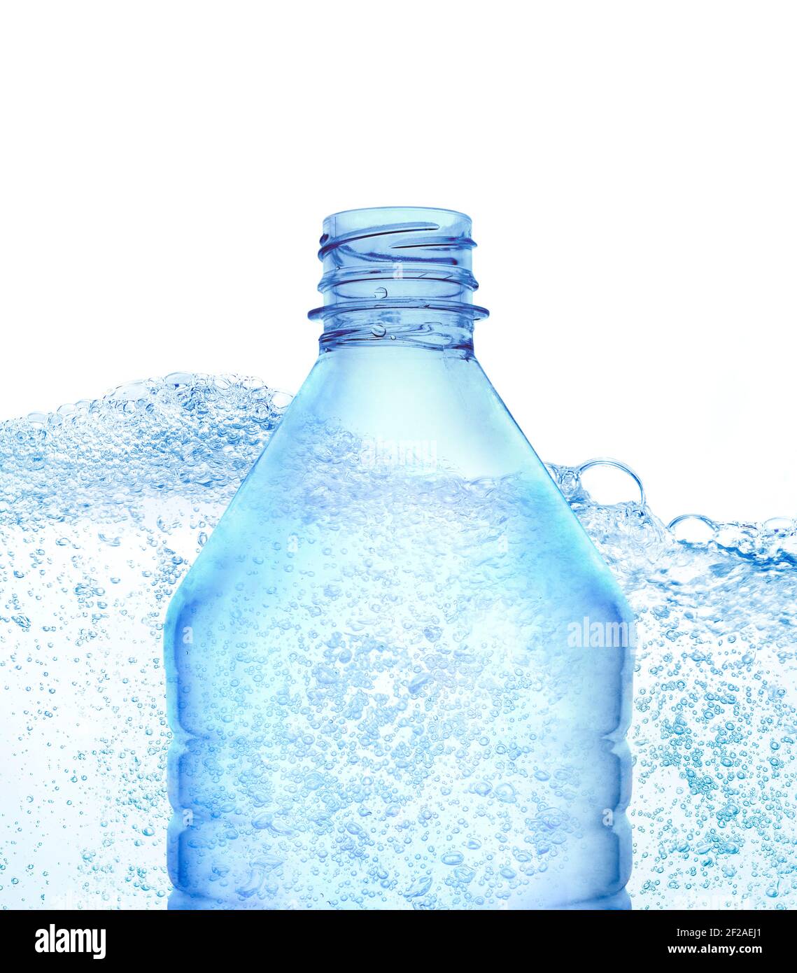 Transparente Kunststoff blaue Farbe Flasche gegen Turbulenz Wasser Hintergrund. Stockfoto