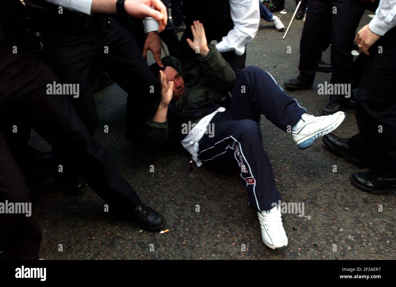 Der Protest am 1. Mai in Shaftsbury Avenue,1 ist außer Kontrolle Mai 2002 Foto Andy Paradise Stockfoto