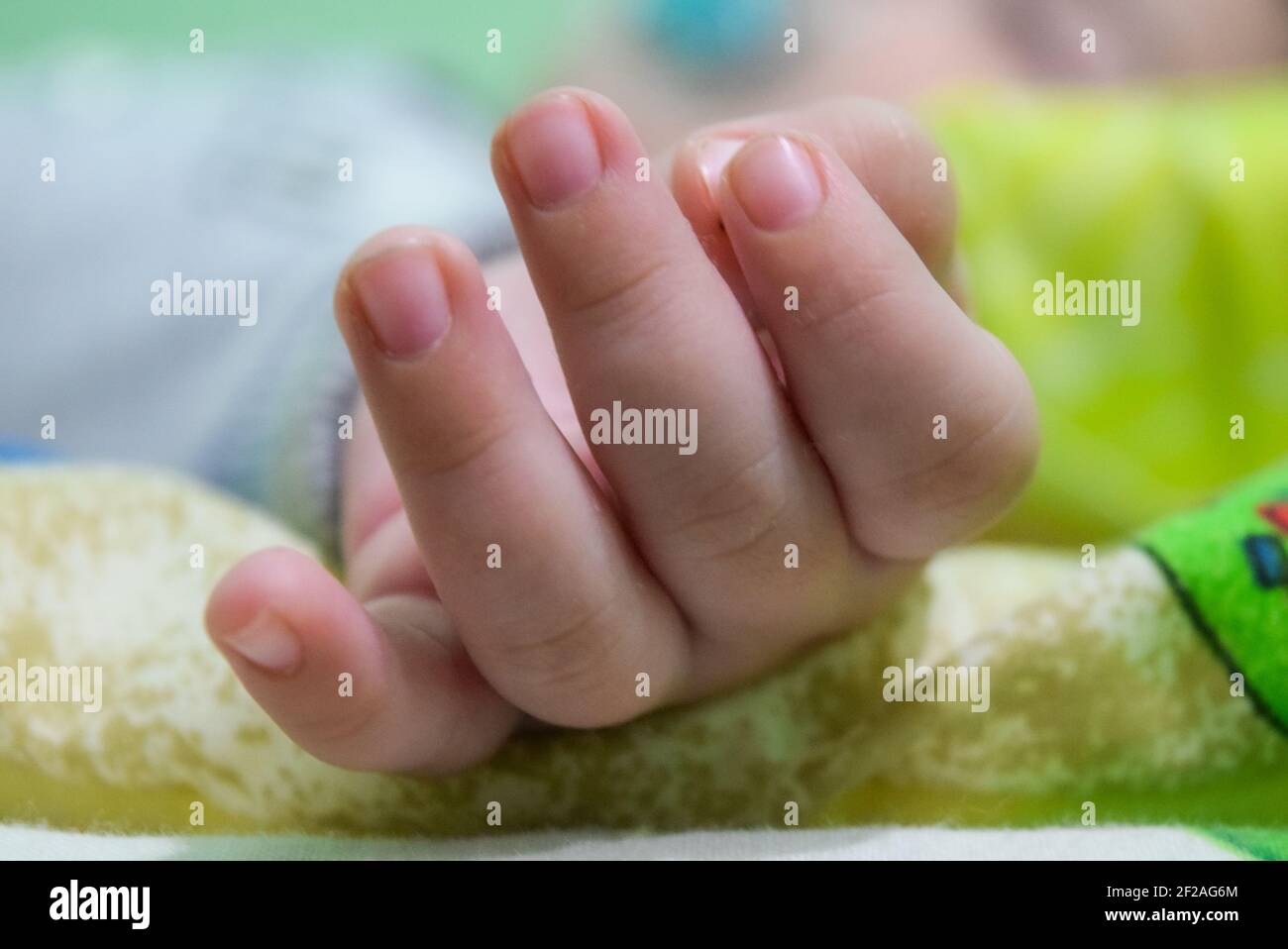 Nahaufnahme der Handfinger des Babys Stockfoto