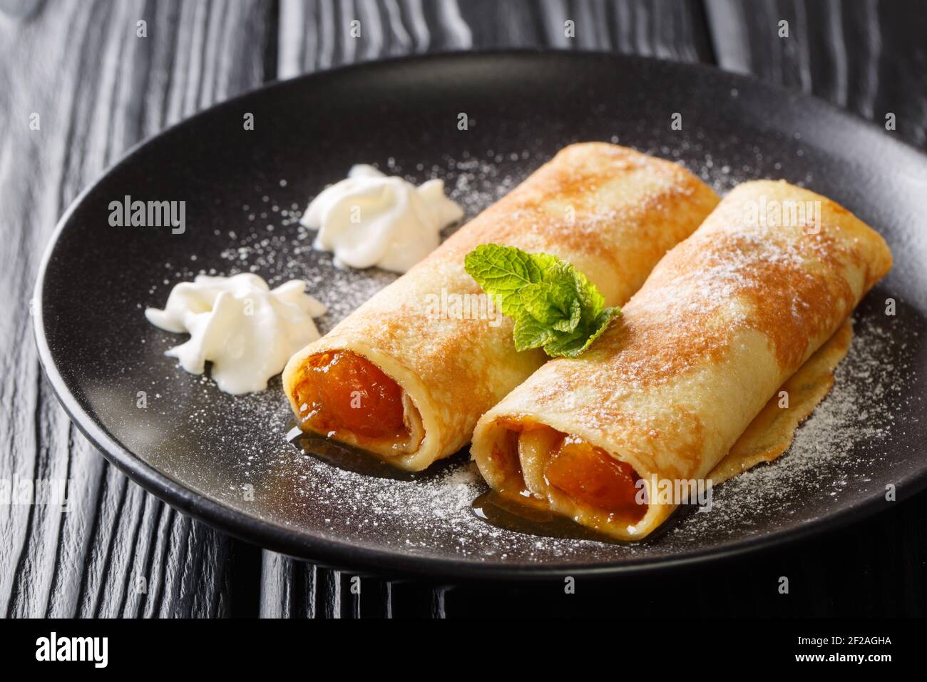 Aprikosencrepes traditionelle österreichische Küche aus der Nähe in einem Teller auf dem Tisch. Horizontal Stockfoto