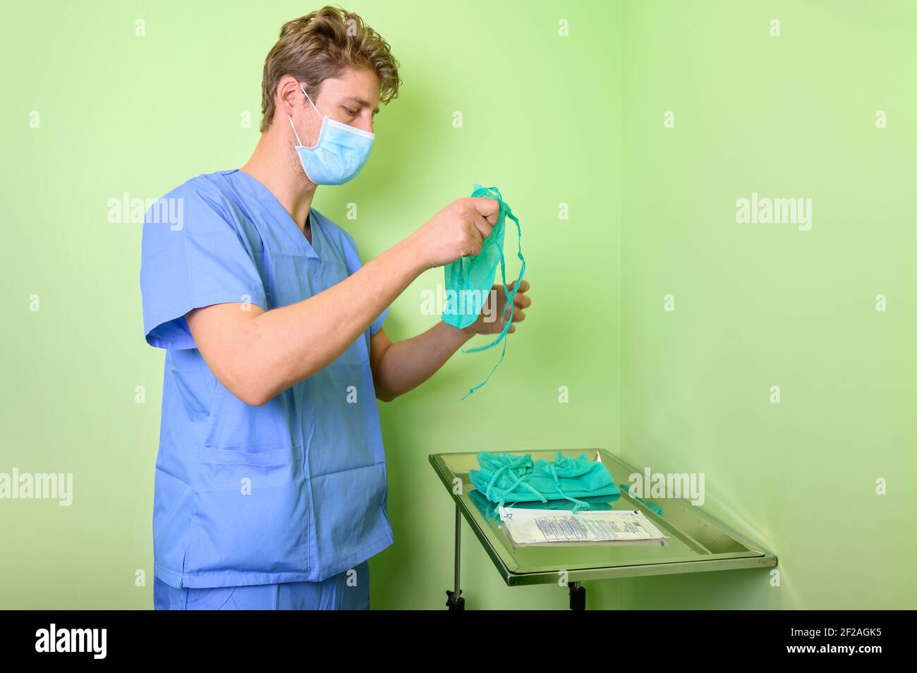 Covid-19. Krankenschwester legt Schutzlappen an. Persönliche Schutzausrüstung im Kampf gegen Coronavirus-Krankheit . Hochwertige Fotos Stockfoto Covid-19. Krankenschwester legt Schutzlappen an. Persönliche Schutzausrüstung im Kampf gegen Coronavirus-Krankheit . Hochwertige Fotos Stockfoto