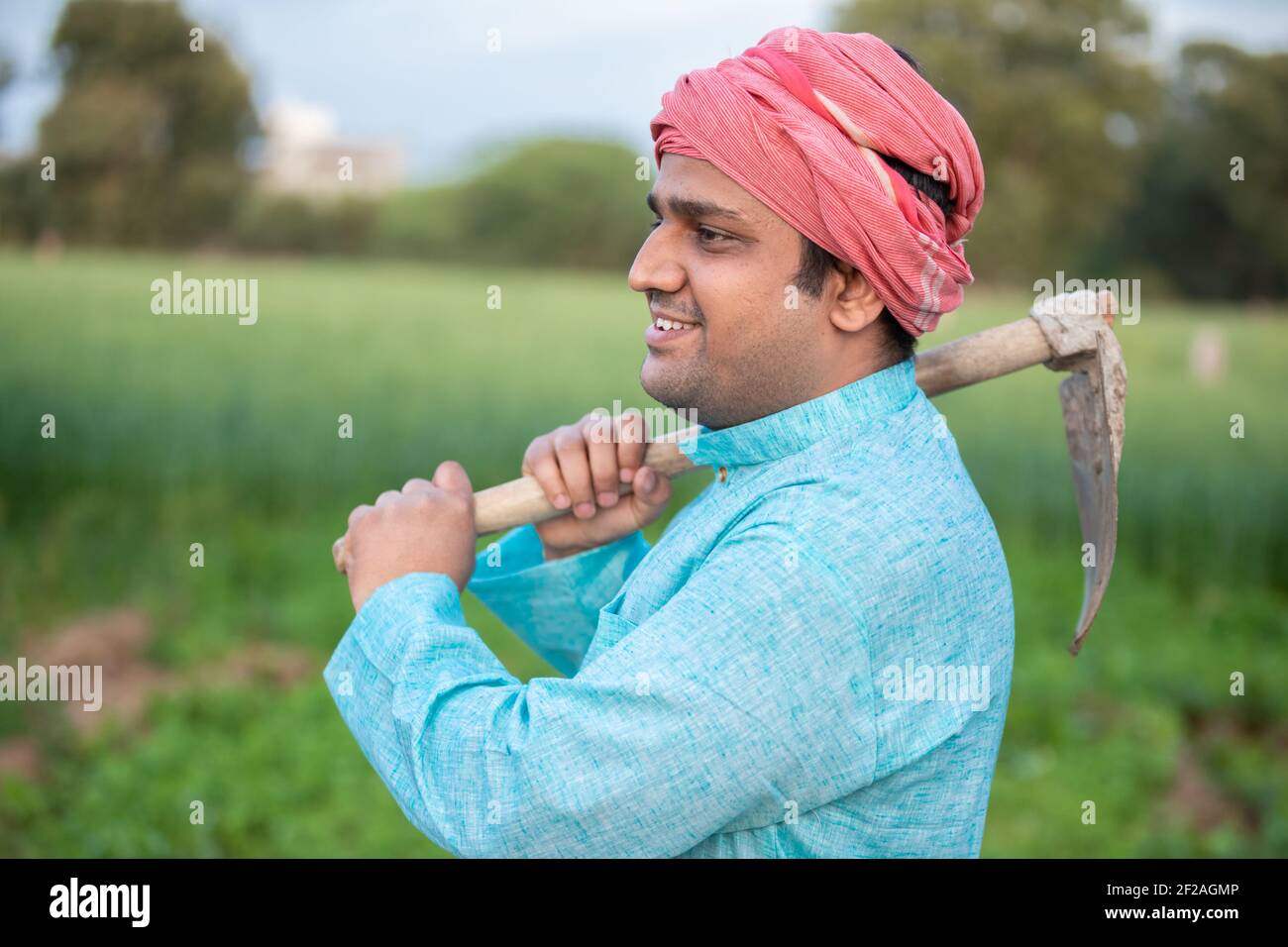 Portrait von glücklichen indischen männlichen Landwirt Arbeiter hält Pfand Garten Spade / Schaufel oder landwirtschaftliche Werkzeug. Stockfoto