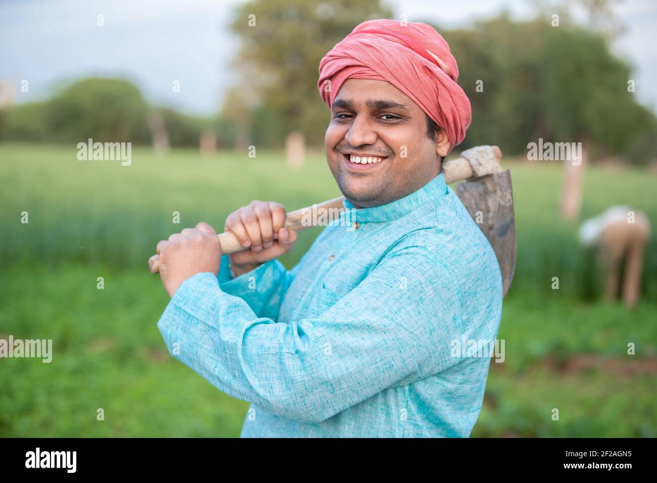 Portrait von glücklichen indischen männlichen Landwirt Arbeiter hält Pfand Garten Spade / Schaufel oder landwirtschaftliche Werkzeug. Stockfoto