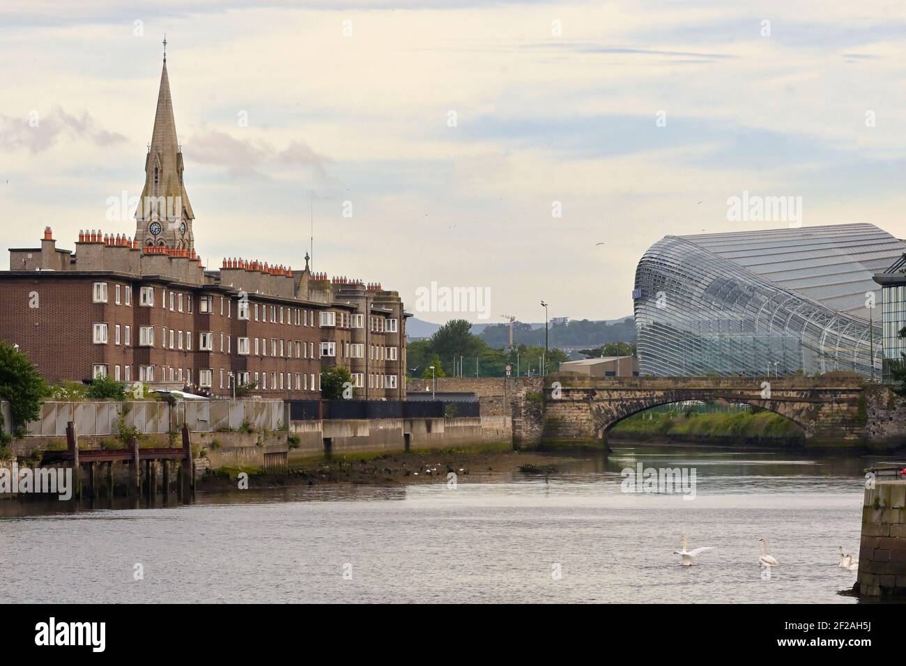 Dublin, Irland - 30. Juli 2020: Aviva Stadium in der Nähe der Docks Gegend bei Sonnenuntergang Stockfoto