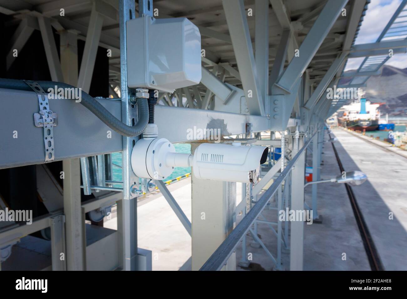 Außenüberwachungs- und Sicherheits-Videokamera auf einem Metall installiert Struktur Stockfoto