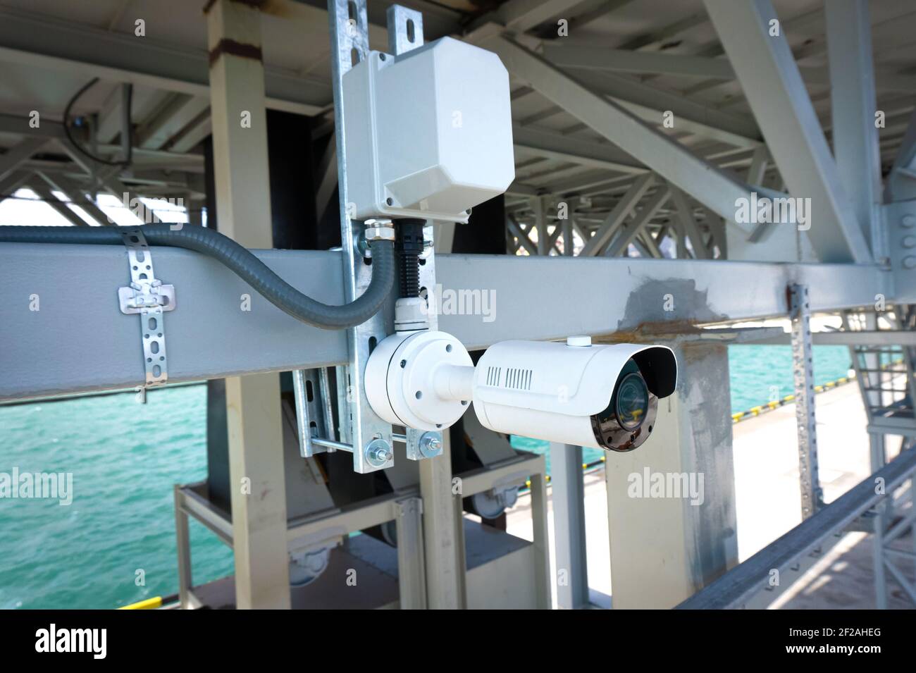 Außenüberwachungs- und Sicherheits-Videokamera auf einem Metall installiert Struktur Stockfoto