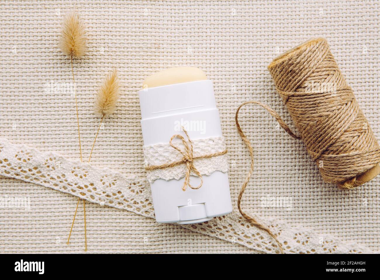 Herstellung hausgemachter Deodorant Stick mit allen natürlichen Zutaten Konzept. Flache Lay-Ansicht des Nachfüllbehälters mit natürlichem Antitranspirant auf Vintage. Stockfoto