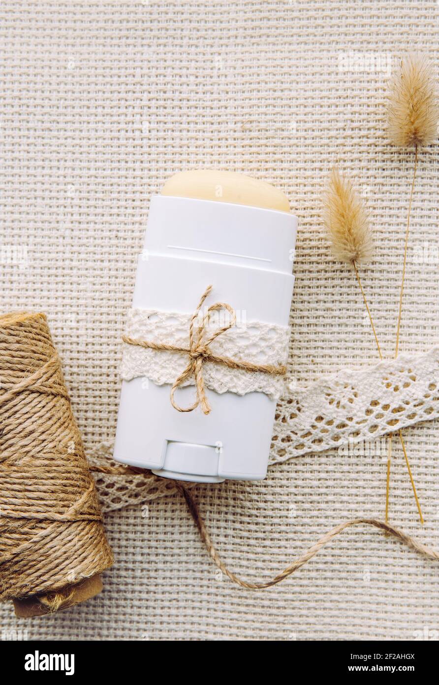 Herstellung hausgemachter Deodorant Stick mit allen natürlichen Zutaten Konzept. Flache Lay-Ansicht des Nachfüllbehälters mit natürlichem Antitranspirant auf Vintage. Stockfoto