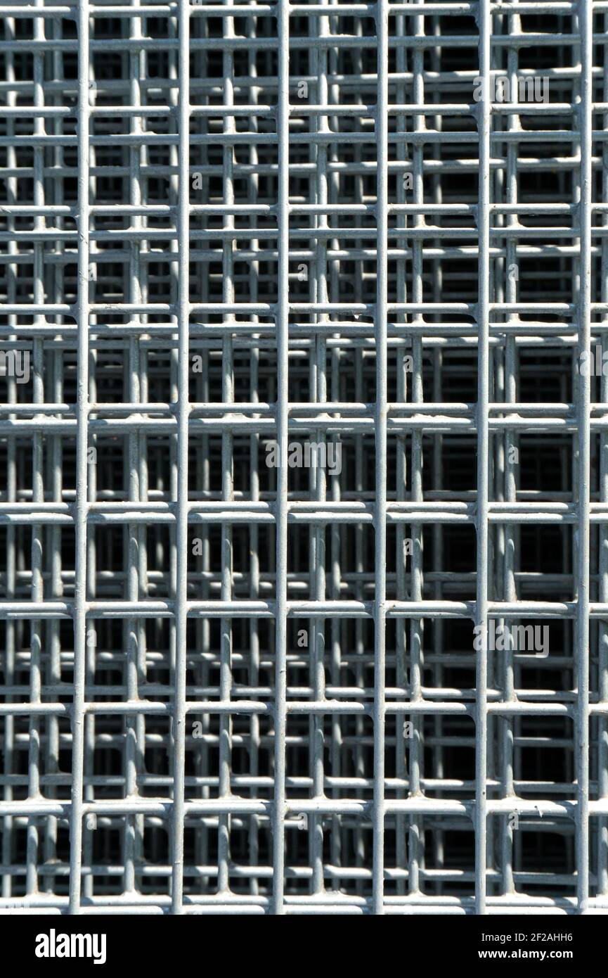 Galvanisiertes Metallgeflecht in mehreren Schichten gestapelt Hintergrundbild Stockfoto