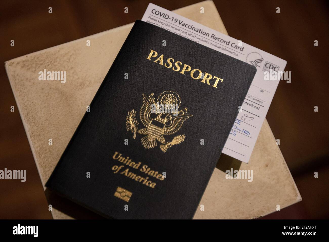 USA. März 2021, 11th. Eine Illustration eines US-Passes mit Covid-19 Impfkarte in einem Haus in San Diego, Kalifornien am Donnerstag, 11. März 2021. In einigen europäischen Ländern wie Spanien, Georgien, Griechenland und Dänemark werden internationale Reisende zugelassen, die den Impfstoff COVID-19 erhalten haben. (Foto: Rishi Deka/Sipa USA) Quelle: SIPA USA/Alamy Live News Stockfoto