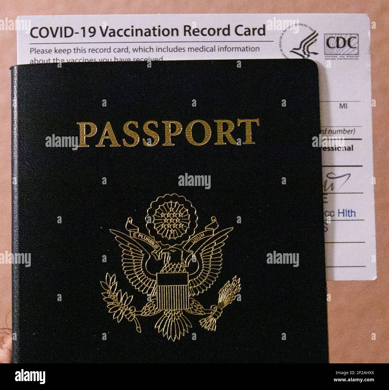 USA. März 2021, 11th. Eine Illustration eines US-Passes mit Covid-19 Impfkarte in einem Haus in San Diego, Kalifornien am Donnerstag, 11. März 2021. In einigen europäischen Ländern wie Spanien, Georgien, Griechenland und Dänemark werden internationale Reisende zugelassen, die den Impfstoff COVID-19 erhalten haben. (Foto: Rishi Deka/Sipa USA) Quelle: SIPA USA/Alamy Live News Stockfoto