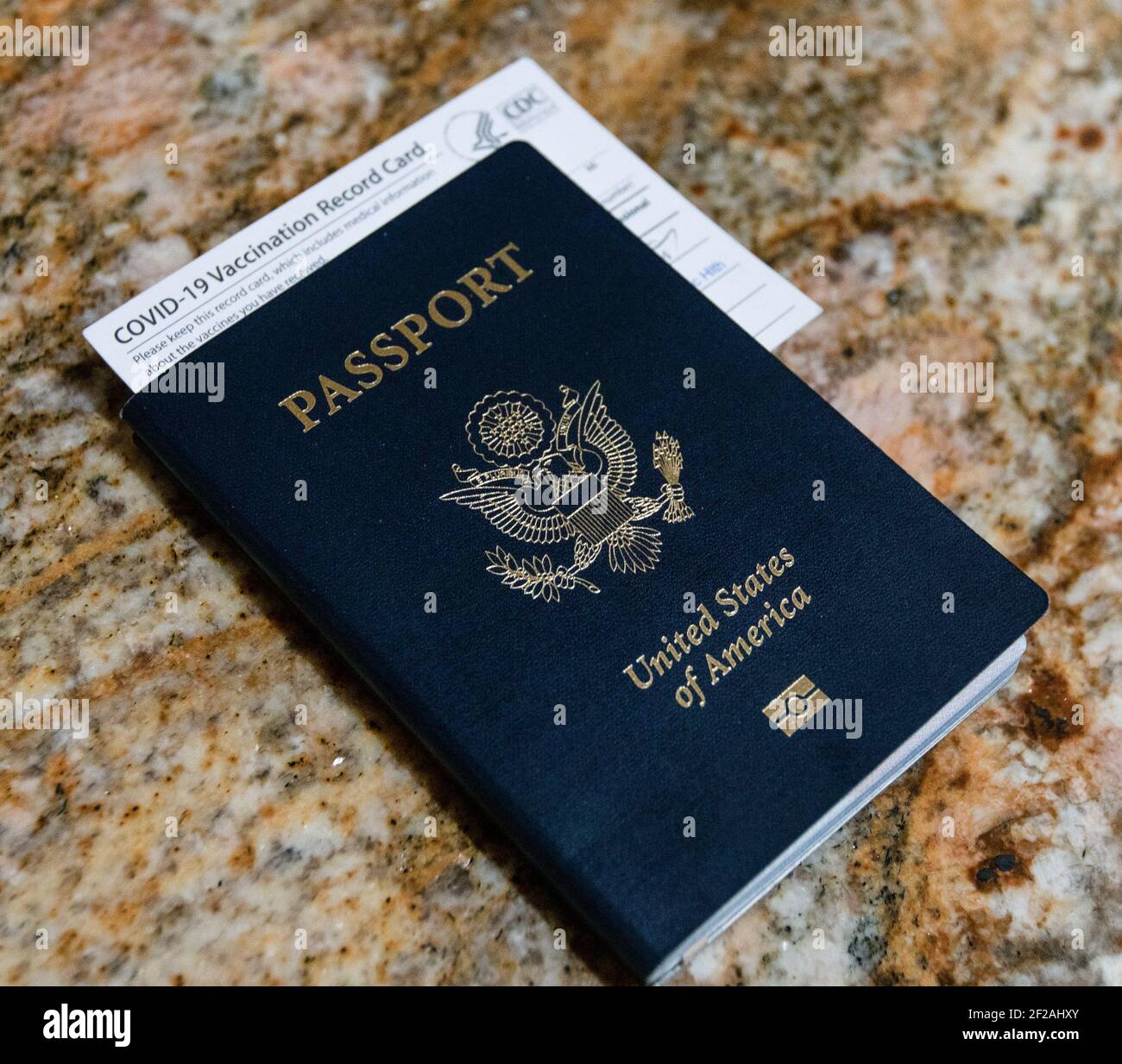 USA. März 2021, 11th. Eine Illustration eines US-Passes mit Covid-19 Impfkarte in einem Haus in San Diego, Kalifornien am Donnerstag, 11. März 2021. In einigen europäischen Ländern wie Spanien, Georgien, Griechenland und Dänemark werden internationale Reisende zugelassen, die den Impfstoff COVID-19 erhalten haben. (Foto: Rishi Deka/Sipa USA) Quelle: SIPA USA/Alamy Live News Stockfoto