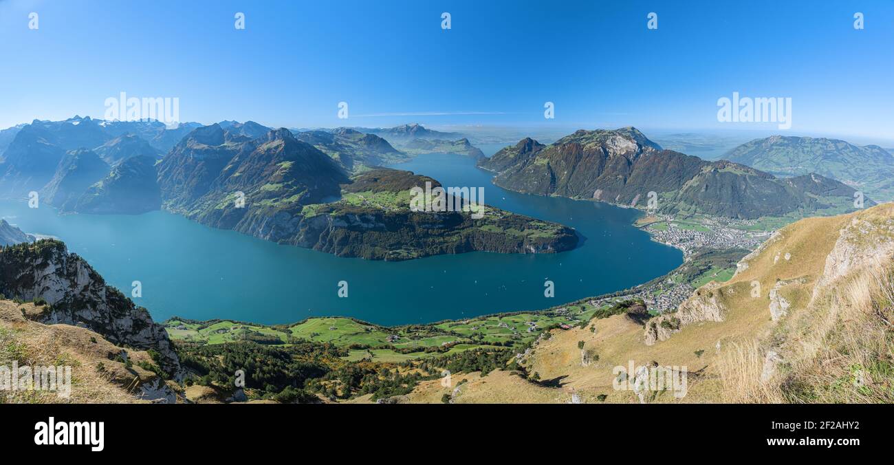 Ein faszinierender Blick auf den Vierwaldstättersee mit Rigi und Pilatus, Brunnenstadt von Fronalpstock Stockfoto