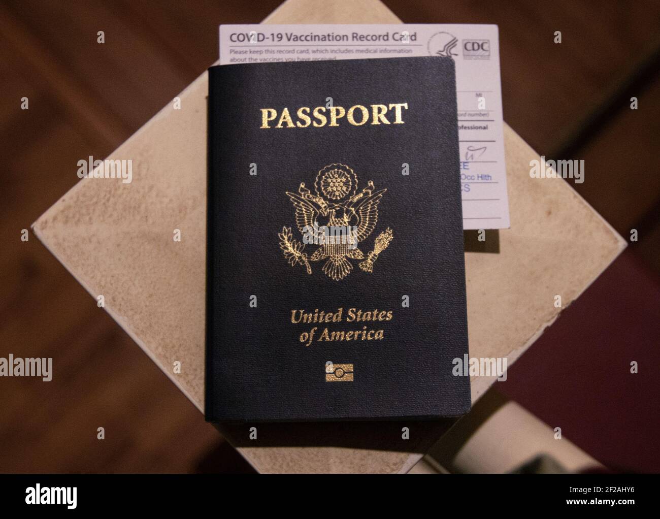 USA. März 2021, 11th. Eine Illustration eines US-Passes mit Covid-19 Impfkarte in einem Haus in San Diego, Kalifornien am Donnerstag, 11. März 2021. In einigen europäischen Ländern wie Spanien, Georgien, Griechenland und Dänemark werden internationale Reisende zugelassen, die den Impfstoff COVID-19 erhalten haben. (Foto: Rishi Deka/Sipa USA) Quelle: SIPA USA/Alamy Live News Stockfoto