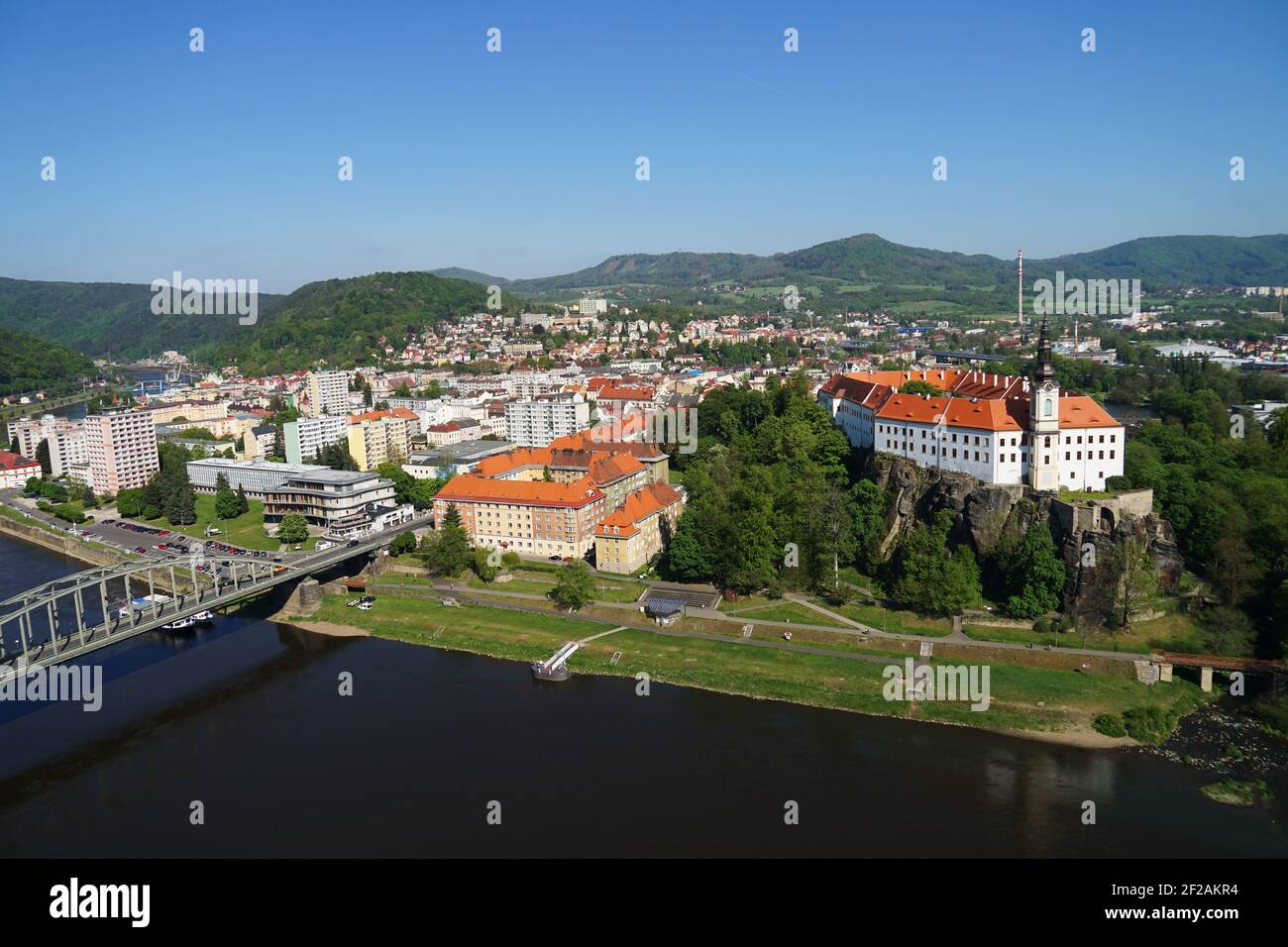 Decin historische Stadt Panoramablick mit Brücke über den Fluss Labe und Decin Schloss auf dem Hügel, Tschechische Republik Stockfoto