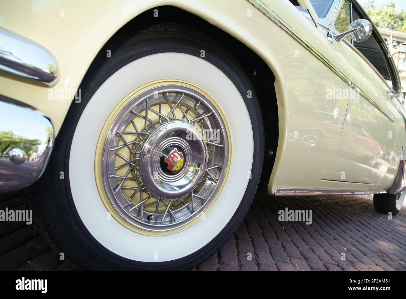 ST. CHARLES, VEREINIGTE STAATEN - Sep 30, 2007: Eine Nahaufnahme eines Oldsmobile Felgen und Radkappen. Stockfoto