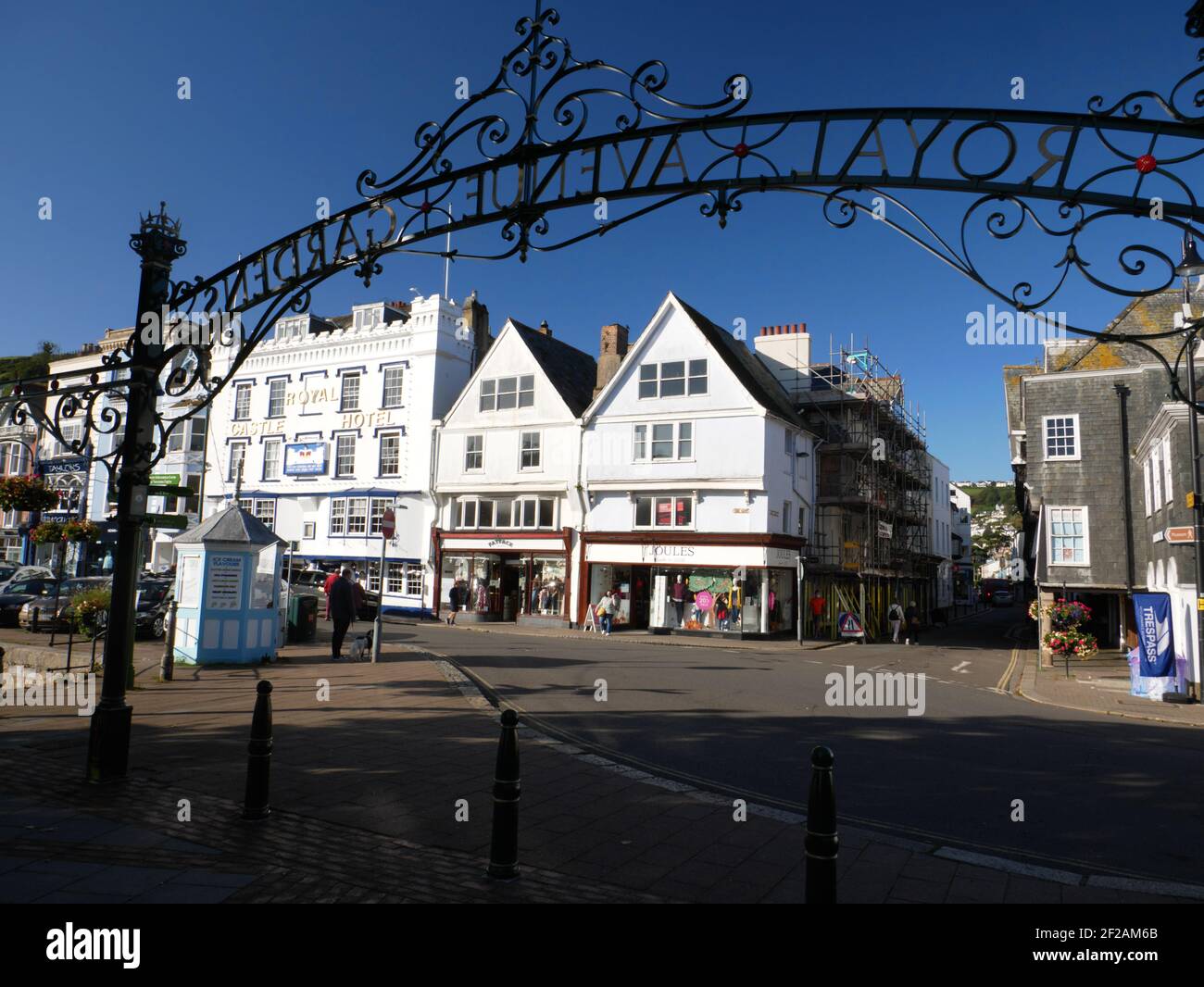 Das Royal Castle Hotel, Dartmouth, Devon, mit den schmiedeeisernen Toren der Royal Avenue Gardens im Vordergrund. Stockfoto