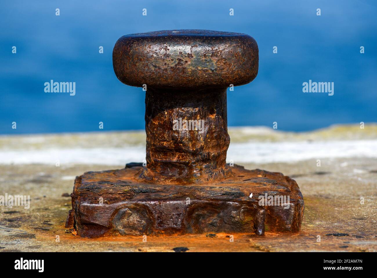 Alt rostiger knecht an einer Anlegestelle, selektiver Fokus. Stockfoto