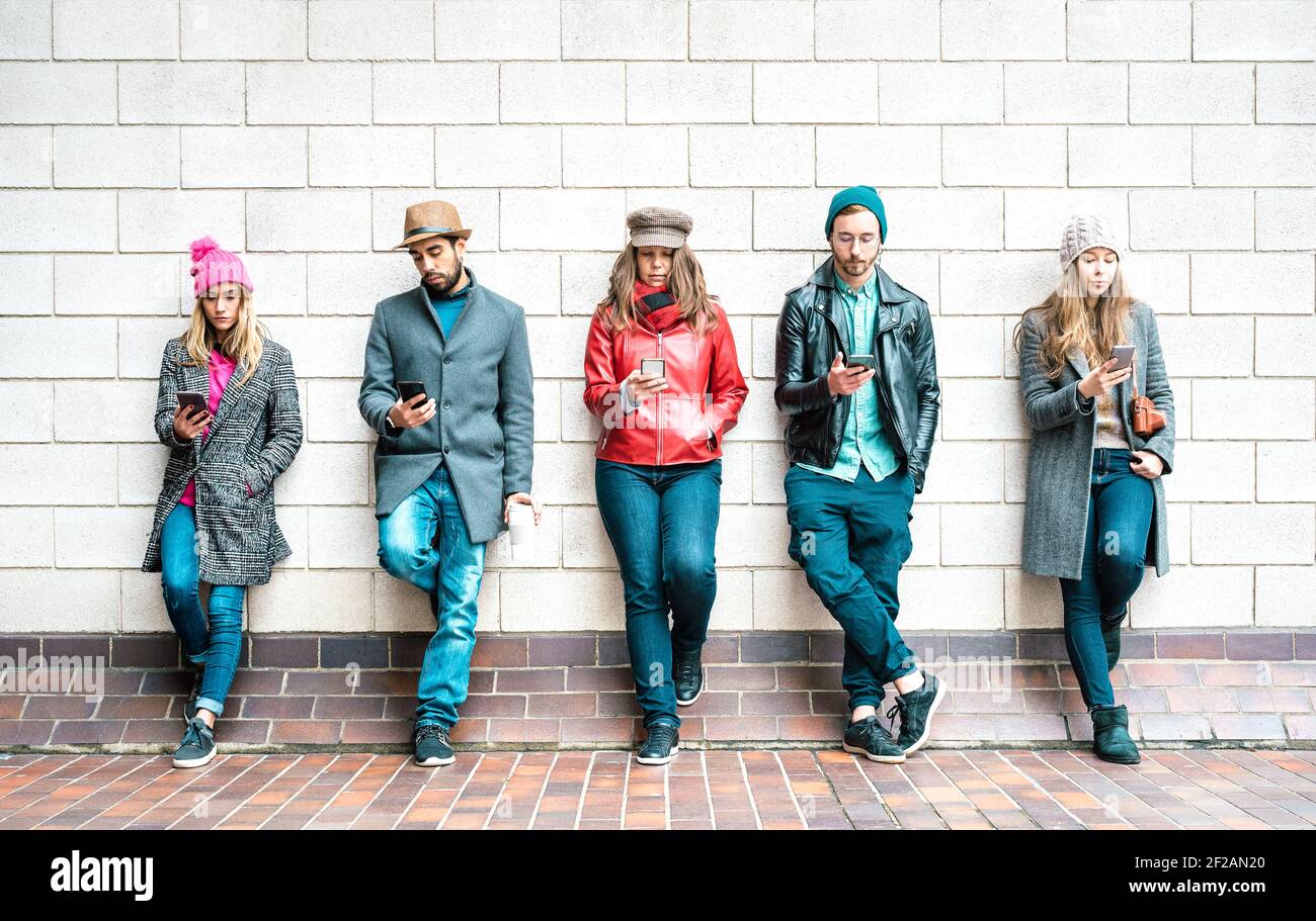 Millennial Menschen mit Handy-Smartphone an der Universität College-Pause - Junge Freunde teilen Inhalte auf dem Smartphone - Millennial Lifestyle Konzept Stockfoto