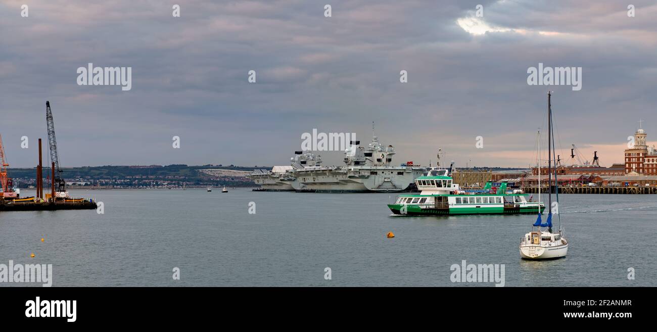 Neue Flugzeugträger im Militärhafen Portsmouth Stockfoto