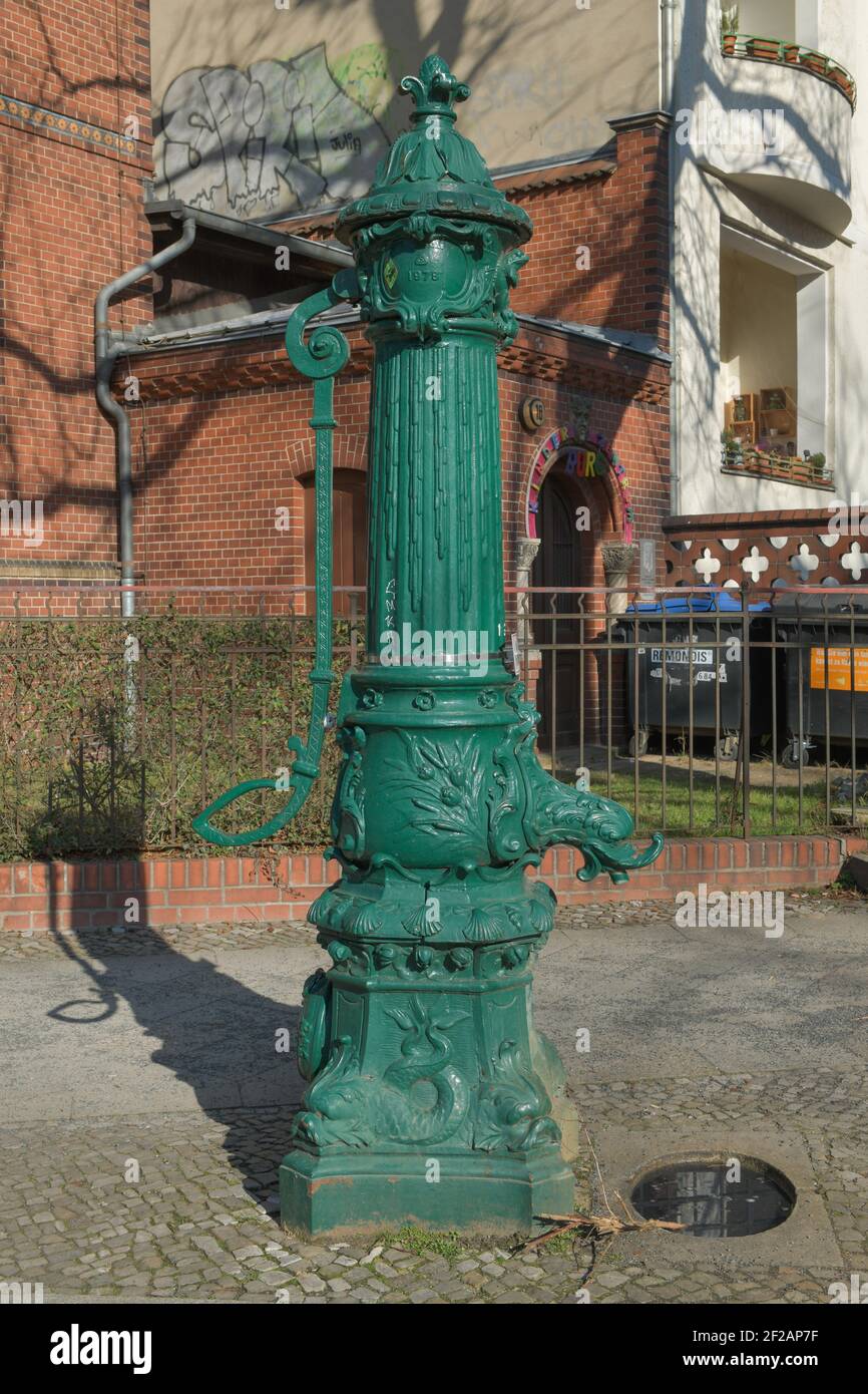 Historische Wasserpumpe, Friedrich-Wilhelm-Platz, Friedenau, Schöneberg,  Berlin, Deutschland Stockfotografie - Alamy