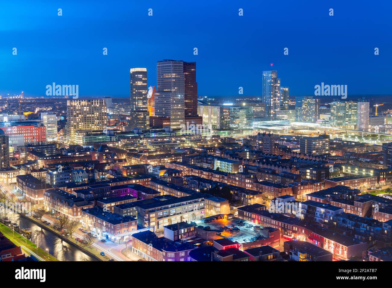 Den Haag, die Skyline der niederländischen Innenstadt bei Dämmerung. Stockfoto