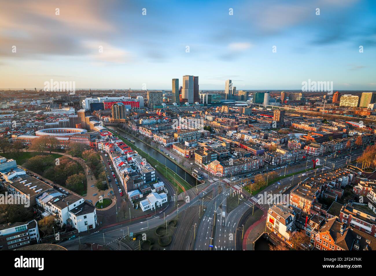 Den Haag, die Skyline der niederländischen Innenstadt bei Dämmerung. Stockfoto