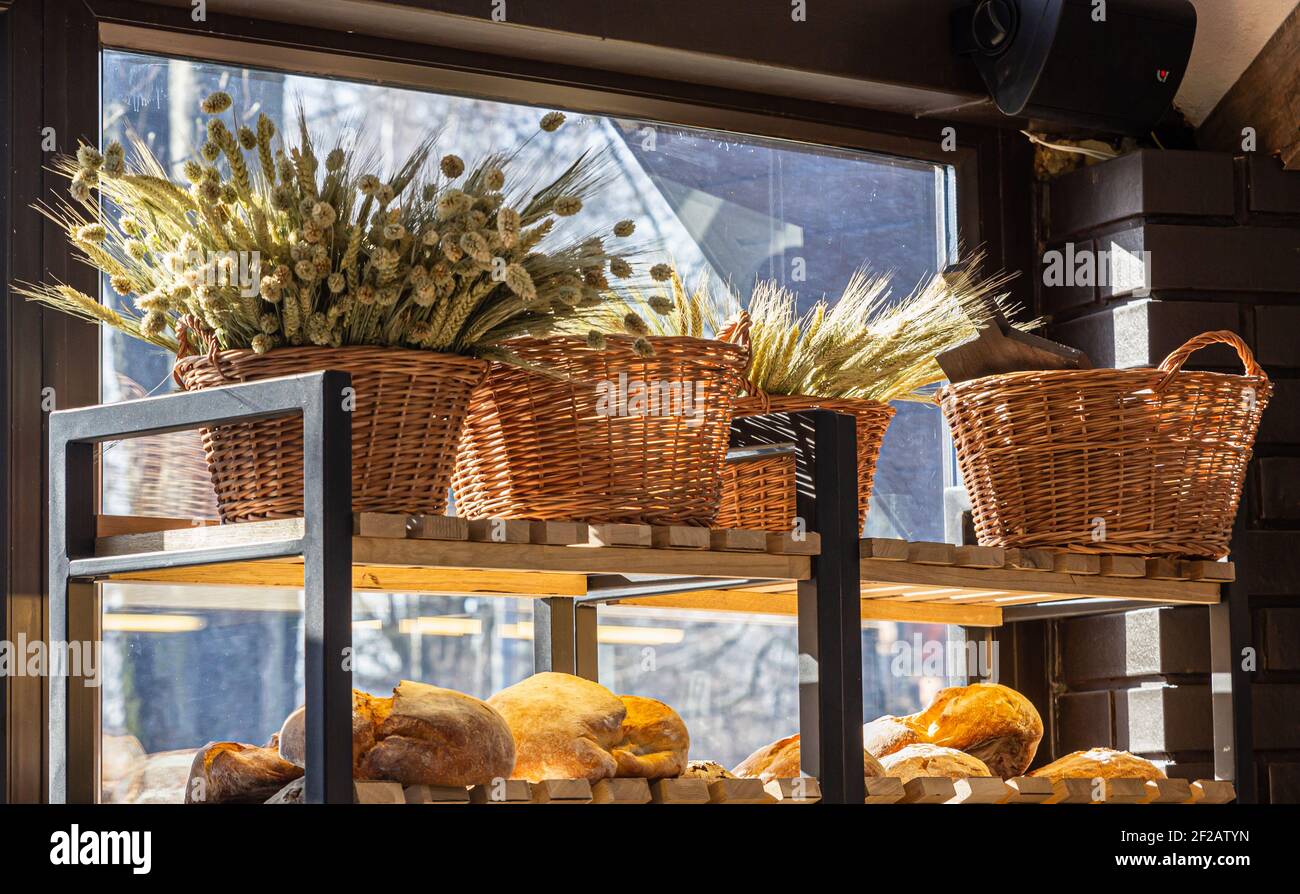 Auswahl an frisch gebackenem Brot auf einem Regal in der Bäckerei. Gourmet-Brot zum Verkauf. Selektiver Fokus. Stockfoto