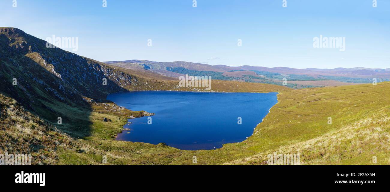 Panoramablick auf herzförmigen Bergsee, Lough Ouler, Ouler See, Wicklow Mountains im Hintergrund; Liebesbild, romantischer Ausblick, Valentinstag Stockfoto