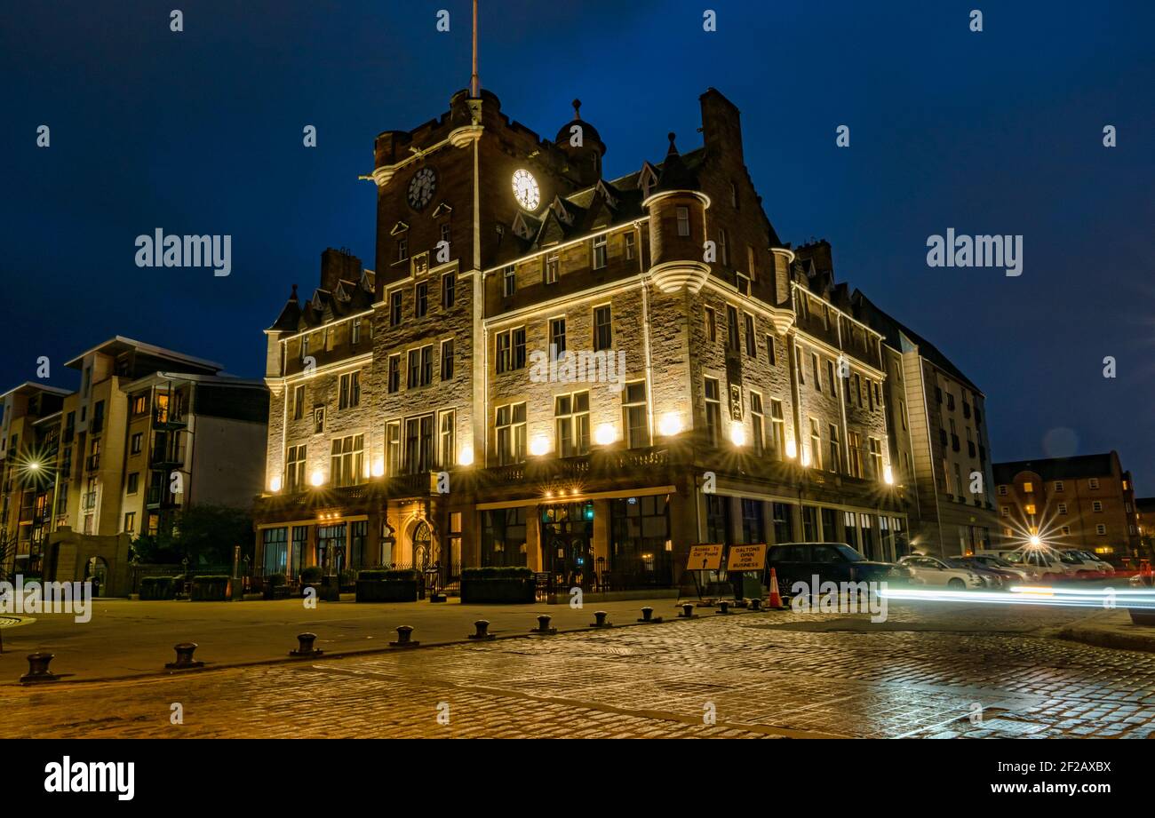 Historisches viktorianisches Gebäude jetzt Malmaison Hotel beleuchtet in der Nacht mit Auto Licht Wanderwege, Tower Place, Leith, Edinburgh, Schottland, VEREINIGTES KÖNIGREICH Stockfoto