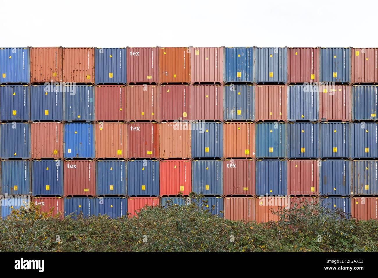 Stapel von Frachtcontainer im Hafen, bunte Wand von Frachtcontainern in der Werft. Nahtlose Textur Industrie Hintergrund, Dublin Port, Meer Stockfoto