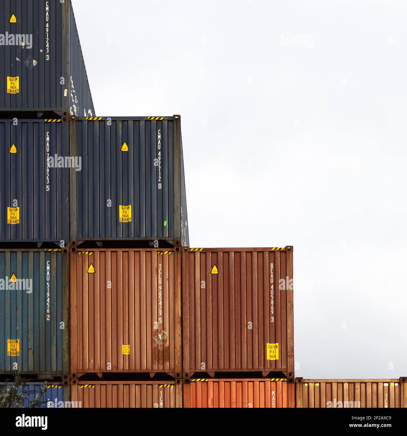 Stapel von Frachtcontainer im Hafen, bunte Wand von Frachtcontainern in der Werft. Nahtlose Textur Industrie Hintergrund, Dublin Port, Meer Stockfoto