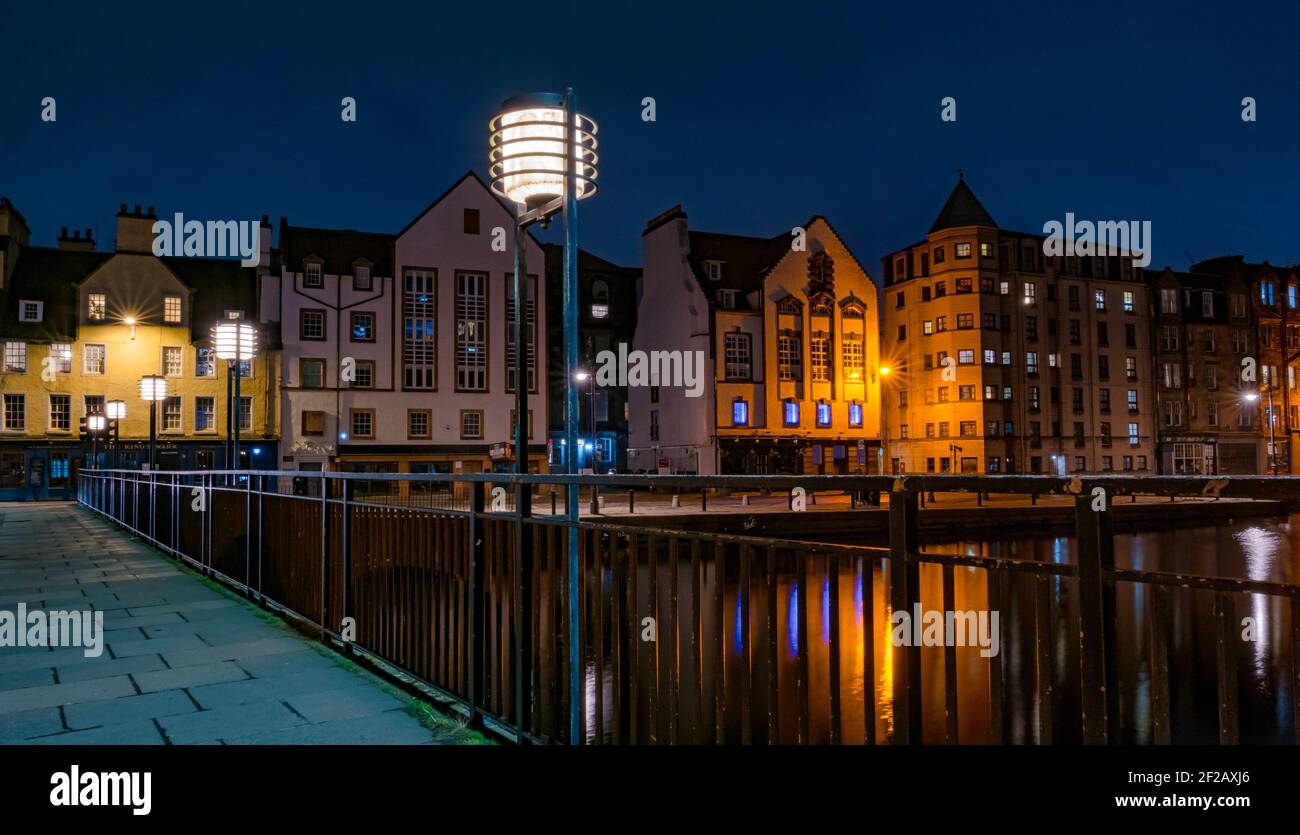 Nächtliche Brückenlichter im Art déco-Stil und historische Gebäude am Leith River, The Shore, Leith, Edinburgh, Schottland, VEREINIGTES KÖNIGREICH Stockfoto